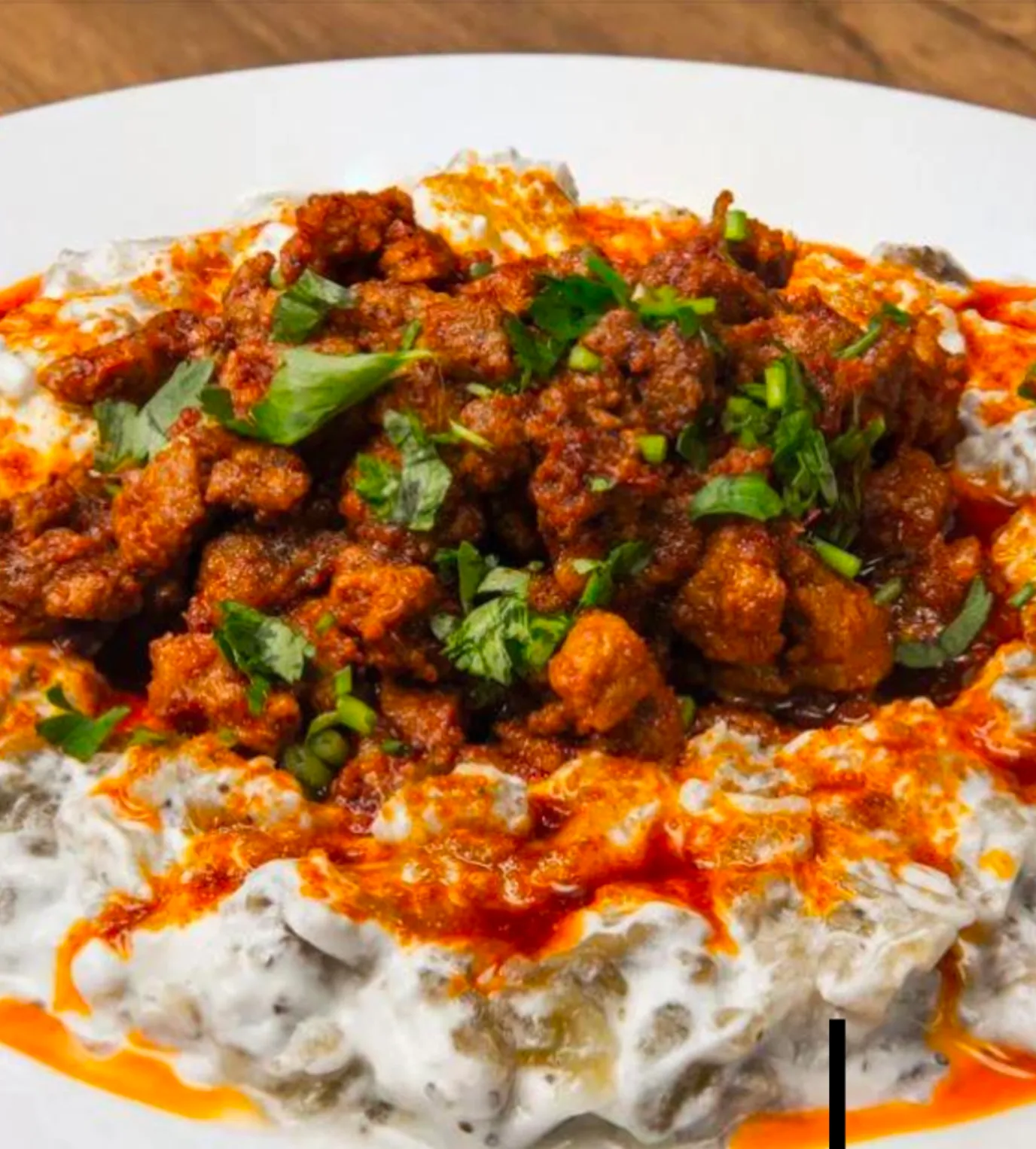 Alinazik Kebap: Köz Patlıcanla Etin Efsane Buluşması - Alinazik kebabın sırrı: köz patlıcan, süzme yoğurt ve Adana usulü kıyma kebabının muhteşem uyumu. Antalya Lara'da Kebapçı Şeyhmuslara'da bu klasik lezzeti modern sunumla tadın!