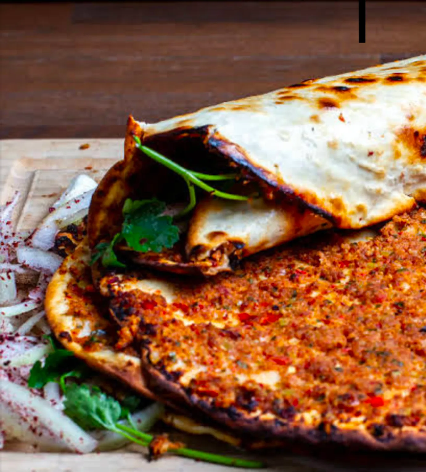 Antep Lahmacun - Antep usulü, bol yeşillikli ve hafif acılı lahmacun.