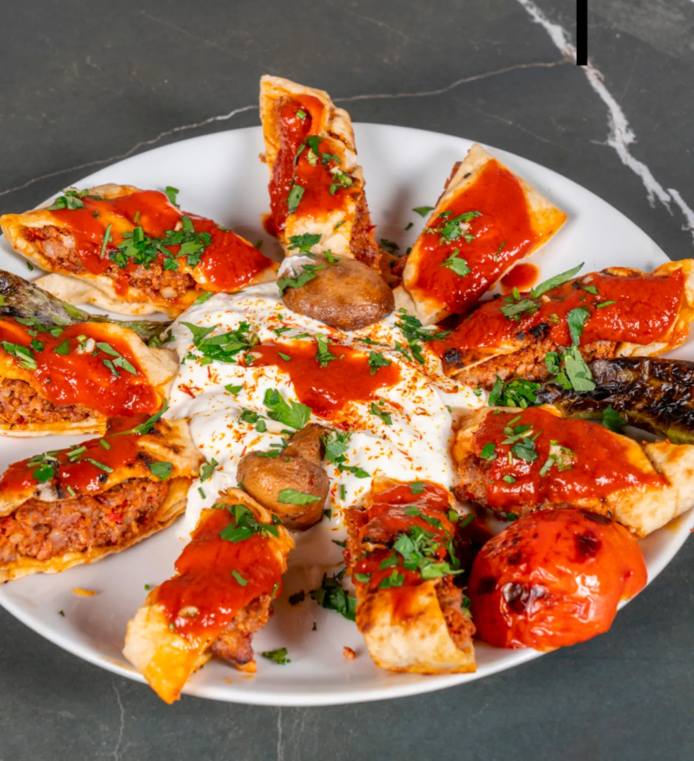 Beyti Sarma - Beyti kebabı, lavaşa sarılıp dilimlenir, yoğurt ve domates sosuyla sunulur.